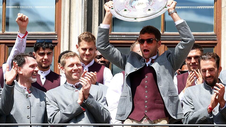 Thomas Müller jubelt zum Bayern-Abschied noch mal mit der Meisterschale auf dem Münchner Rathausbalkon. Thomas Müller jubelt zum Bayern-Abschied noch mal mit der Meisterschale auf dem Münchner Rathausbalkon.