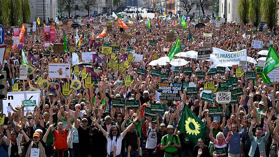 Zu der Kundgebung in M&uuml;nchen hatten der Bund Naturschutz in Bayern, Fridays For Future, Greenpeace und das Umweltinstitut M&uuml;nchen aufgerufen.
