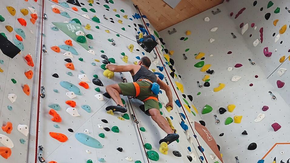 Ein Kletterer bezwingt die 14 Meter hohe Wand.