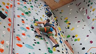 Ein Kletterer bezwingt die 14 Meter hohe Wand. Ein Kletterer bezwingt die 14 Meter hohe Wand.