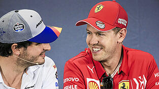 Gegenseitig sympathisch scheinen sich der Spanier Carlos Sainz jr. (l.), aktuell noch bei McLaren unter Vertrag, und der Deutsche Sebastian Vettel zumindest bisher gewesen zu sein. Wie das allerdings aussieht, nachdem der 25-J&auml;hrige dem vierfachen Weltmeister quasi das Ferrari-Cockpit weggeschnapt hat, dar&uuml;ber kann man nur spekulieren. Und auch &uuml;ber Vettels Zukunftspl&auml;ne ist zumindest offiziell nichts bekannt.