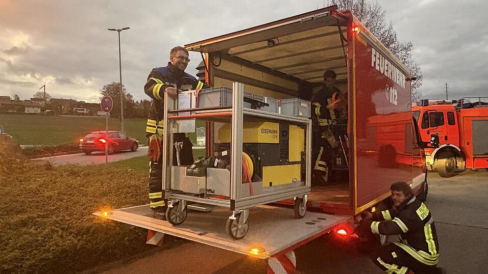 Stromerzeuger samt Zubeh&ouml;r m&uuml;ssten bei Stromausfall von den Feuerwehren im Stadtgebiet verteilt werden.