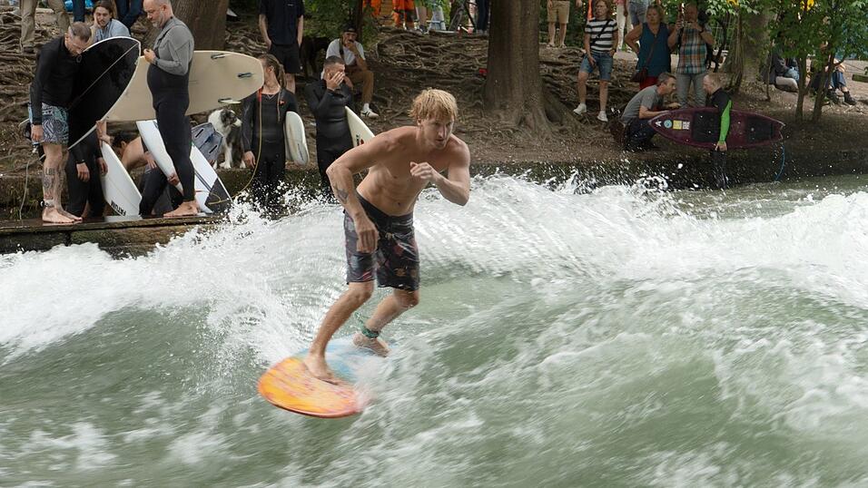 Die Eisbachwelle ist etwas für Könner (Archivfoto) Die Eisbachwelle ist etwas für Könner (Archivfoto)