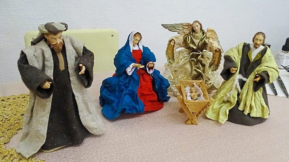 Kunstvoll bekleidete Familie.