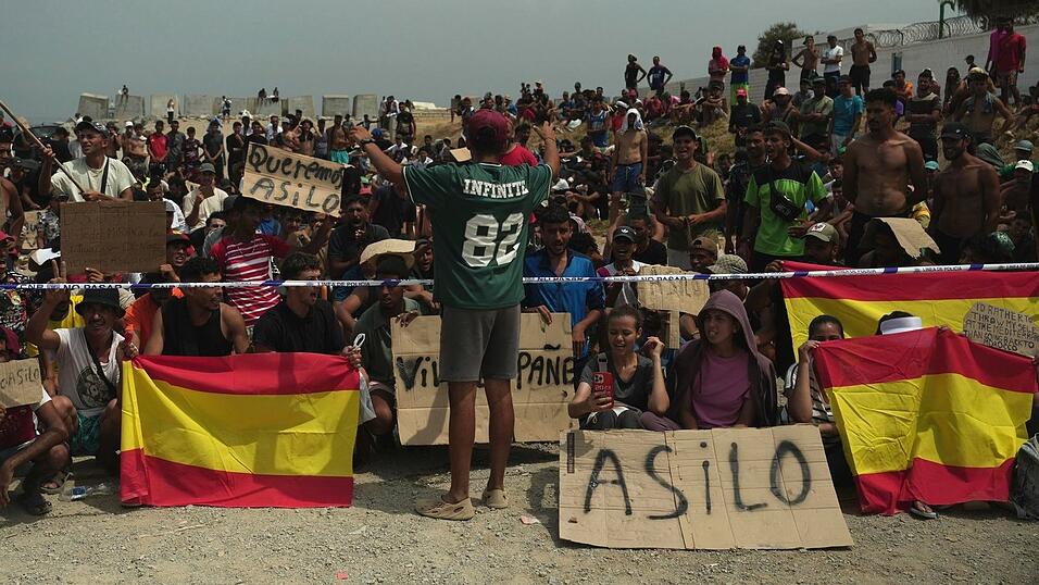 Tausende Migranten in Ceuta wollen nicht zur&uuml;ck nach Marokko. Sie hoffen auf ein besseres Leben in Spanien. (Archivbild)