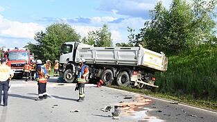 Bei dem Unfall war ein Lastwagen beteiligt. 
