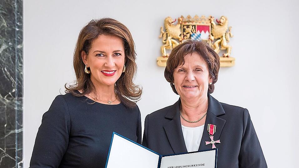 Christine Wutz und Staatsministerin Kaniber bei der Aushändigung der Verleihungsurkunde für das Verdienstkreuz am Bande Christine Wutz und Staatsministerin Kaniber bei der Aushändigung der Verleihungsurkunde für das Verdienstkreuz am Bande