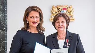 Christine Wutz und Staatsministerin Kaniber bei der Aushändigung der Verleihungsurkunde für das Verdienstkreuz am Bande