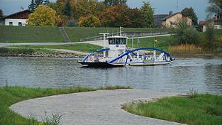 Seit etlichen Jahren verbindet nun schon die „Posching“ den Landkreis Straubing-Bogen mit dem Landkreis Deggendorf. Die Preise für die Überfahrt waren aber immer noch so wie vor über 20 Jahren. Seit etlichen Jahren verbindet nun schon die „Posching“ den Landkreis Straubing-Bogen mit dem Landkreis Deggendorf. Die Preise für die Überfahrt waren aber immer noch so wie vor über 20 Jahren.