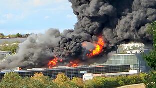 Trampolinhalle in Flammen: Nach Sch&auml;tzungen der Polizei handele es sich um einen Millionen-Schaden.