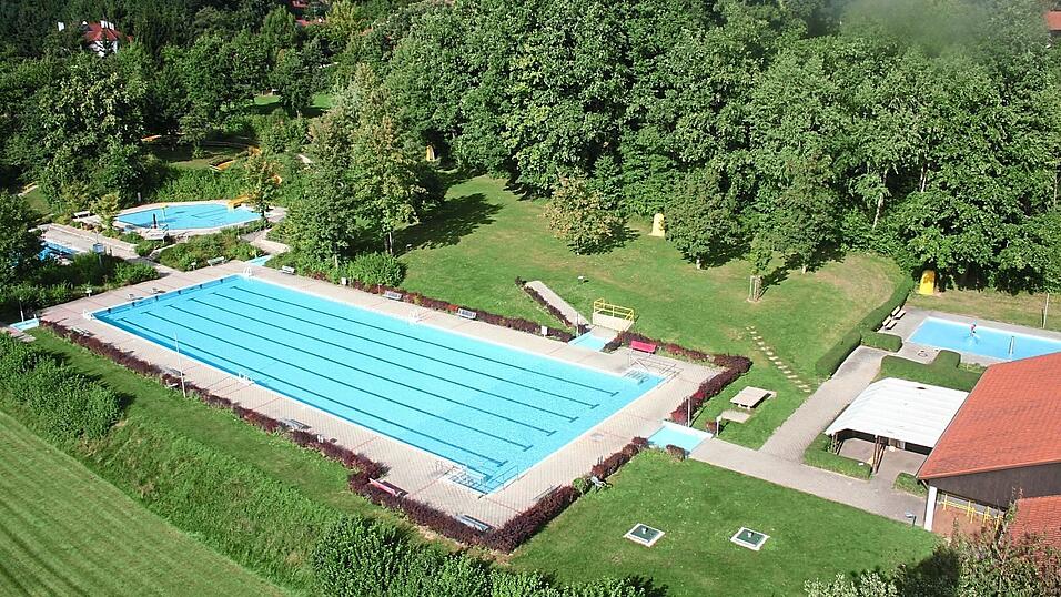 Im Freibad im Igeltal sind ebenso umfangreiche Renovierungsma&szlig;nahmen notwendig wie im Hallenbad. Das Hallenbad (nicht im Bild) hat Vorrang, wie in der Pfaffenberger B&uuml;rgerversammlung zu erfahren war.