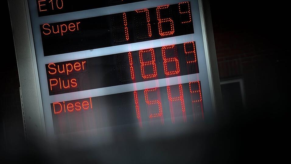 Ein Liter Super für 1,77 Euro - ziemlich teuer. Anderswo war das günstiger zu haben. (Archivbild) Ein Liter Super für 1,77 Euro - ziemlich teuer. Anderswo war das günstiger zu haben. (Archivbild)