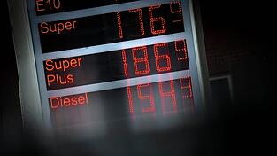 Ein Liter Super für 1,77 Euro - ziemlich teuer. Anderswo war das günstiger zu haben. (Archivbild)