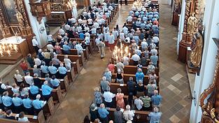 Feierlich zog die Geistlichkeit in die Stadtpfarrkirche ein.