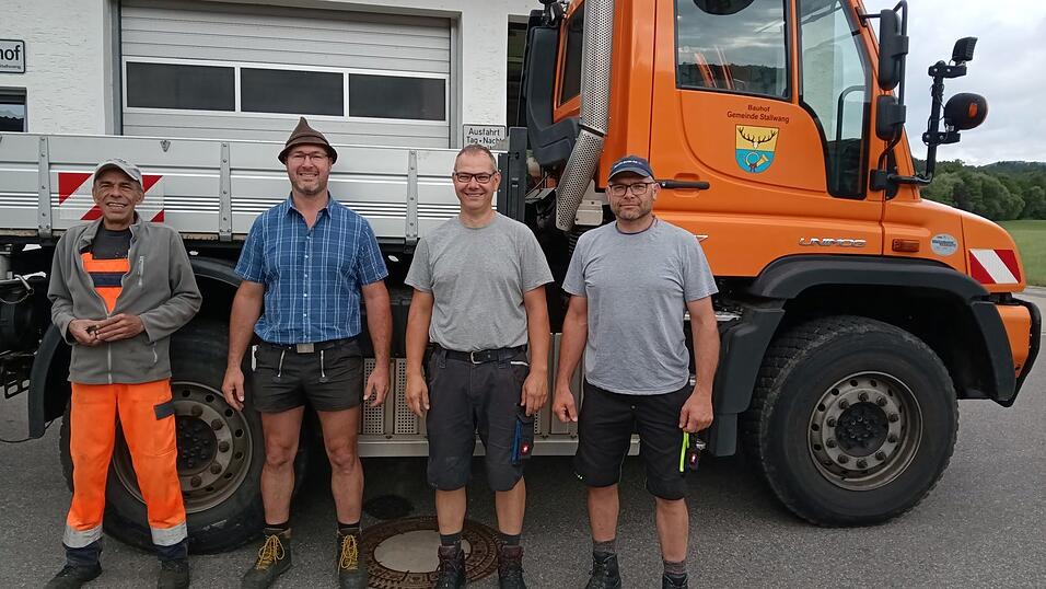 Von links: Joaquim Rodrigues ist Schreiner am Stallwanger Bauhof, Bauhofleiter Rudi Stegbauer ist selbst ausgebildeter Schreiner und Zimmerer, Rainer Vielreicher ist ebenso Schreiner und Christian Stahl ist Mechaniker. Von links: Joaquim Rodrigues ist Schreiner am Stallwanger Bauhof, Bauhofleiter Rudi Stegbauer ist selbst ausgebildeter Schreiner und Zimmerer, Rainer Vielreicher ist ebenso Schreiner und Christian Stahl ist Mechaniker.