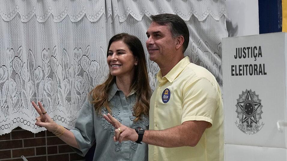 Pr&auml;sidentschaftskandidat Fl&aacute;vio Bolsonaro und seine Frau geben ihre Stimmen ab.