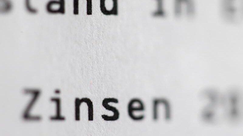 Bankkunden dürfen angesichts der erwarteten Zinswende in Europa auf Gebührensenkungen hoffen. Bankkunden dürfen angesichts der erwarteten Zinswende in Europa auf Gebührensenkungen hoffen.