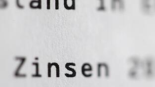 Bankkunden dürfen angesichts der erwarteten Zinswende in Europa auf Gebührensenkungen hoffen. Bankkunden dürfen angesichts der erwarteten Zinswende in Europa auf Gebührensenkungen hoffen.