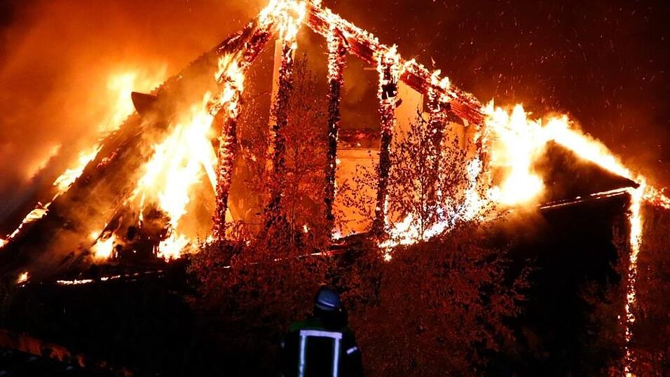 Lichterloh stand der Hotelkomplex am 23. Juli in Flammen.
