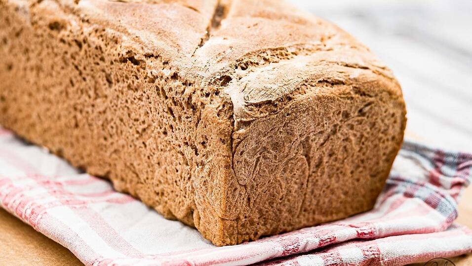 Wie frisch vom Bäcker: Mit diesem Rezept gelingt Ihnen ein knuspriges und nährstoffreiches Dinkelbrot.