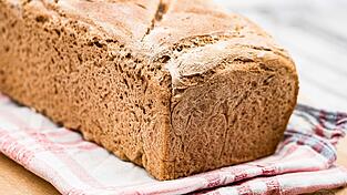 Wie frisch vom Bäcker: Mit diesem Rezept gelingt Ihnen ein knuspriges und nährstoffreiches Dinkelbrot.