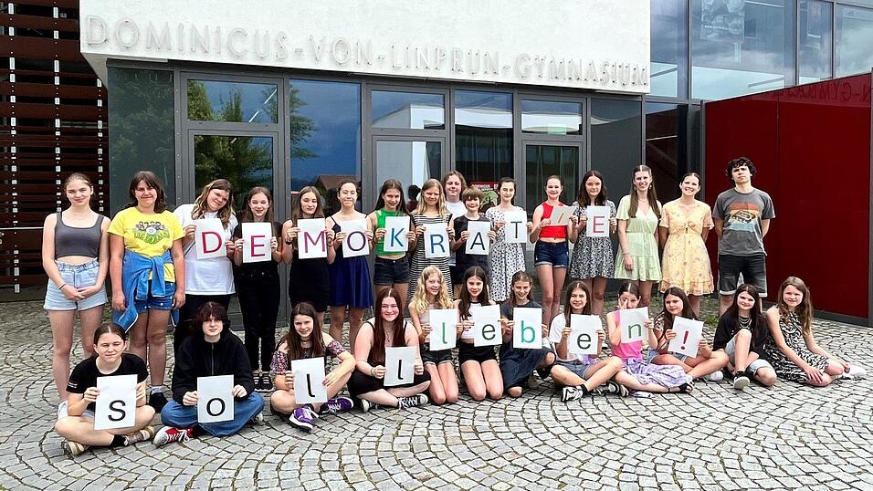 Ludwig Winklbauer, Lilli Weiß (hi.r.) und die Theatergruppe stehen stellvertretend für die Schulfamilie des DvL-Gymnasiums, die sich eine Verlängerung der Projektstelle 'Demokratie leben' wünscht.