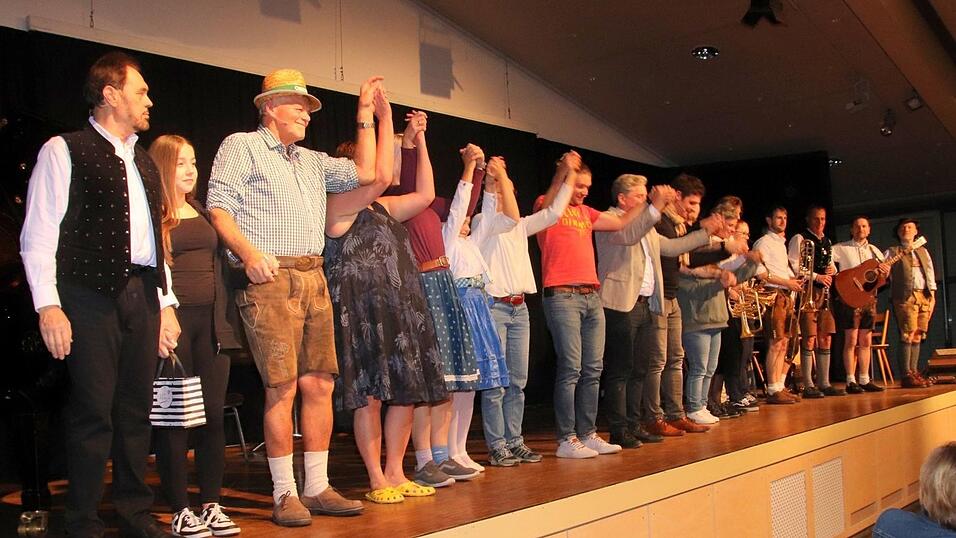 Die Mitwirkenden vom Verein 'Further Theaterallerlei' beim tosenden Schlussapplaus.