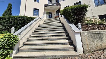 20 Pl&auml;tze sind im Stadtrat zu vergeben. Um den Einzug in den Sitzungssaal im Rathaus k&auml;mpfen bei der Kommunalwahl 2026 sechs verschiedene Listen: CSU, Freie W&auml;hler, AfD, SPD, B&uuml;rgerforum ROL und CWSU.