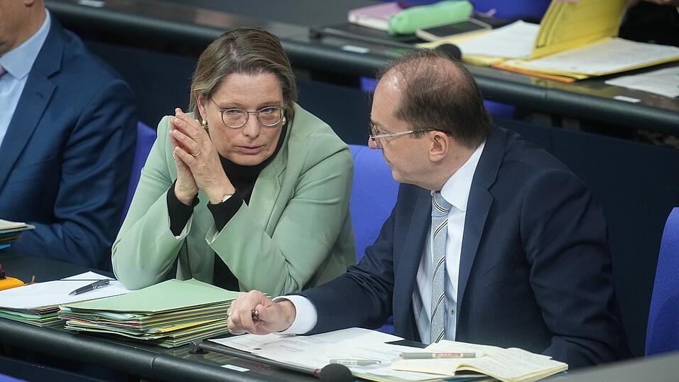 Stefanie Hubig und Alexander Dobrindt arbeiten an dem Gesetz, das Ermittlern im Internet weitergehende Befugnisse erm&ouml;glichen soll.