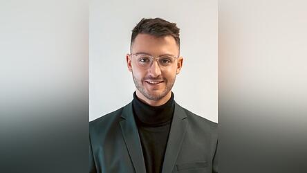 Florian Mies ganz formell als Direktkandidat der FW im Wahlkreis Deggendorf.