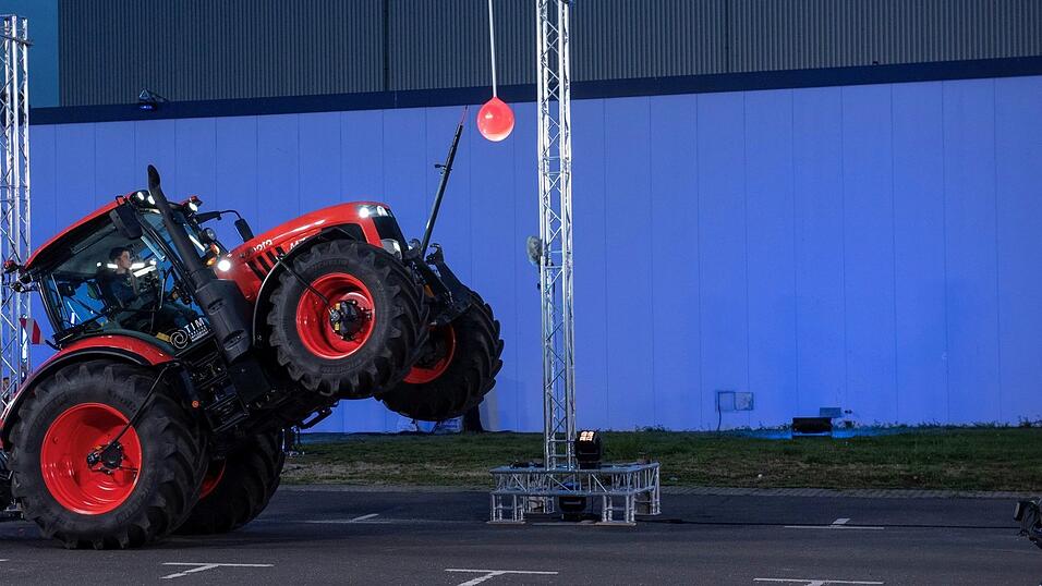 Max Berl muss für 'Klein gegen Groß' einen Traktor auf die Hinterräder stellen und mit der vorn befestigten Lanze einen Luftballon aufstechen. Am Samstagabend ist sein Auftritt im Fernsehen zu sehen. Max Berl muss für 'Klein gegen Groß' einen Traktor auf die Hinterräder stellen und mit der vorn befestigten Lanze einen Luftballon aufstechen. Am Samstagabend ist sein Auftritt im Fernsehen zu sehen.