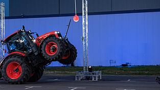 Max Berl muss f&uuml;r 'Klein gegen Gro&szlig;' einen Traktor auf die Hinterr&auml;der stellen und mit der vorn befestigten Lanze einen Luftballon aufstechen. Am Samstagabend ist sein Auftritt im Fernsehen zu sehen.