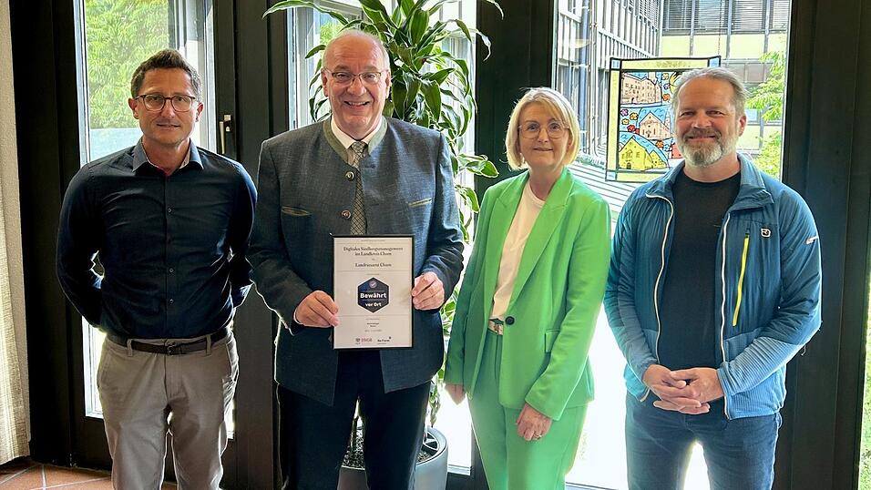 Landrat Franz Löffler (Zweiter von links) freut sich zusammen mit Prof. Dr. Markus Lemberger, Sachgebietsleiter Wirtschaftsförderung und Regionalentwicklung, Geschäftsleitende Beamtin Birgit Besold und Dr. Ulrich Huber, GIS- Beauftragter am Landratsamt, (von links) über die Auszeichnung aus Berlin. Landrat Franz Löffler (Zweiter von links) freut sich zusammen mit Prof. Dr. Markus Lemberger, Sachgebietsleiter Wirtschaftsförderung und Regionalentwicklung, Geschäftsleitende Beamtin Birgit Besold und Dr. Ulrich Huber, GIS- Beauftragter am Landratsamt, (von links) über die Auszeichnung aus Berlin.