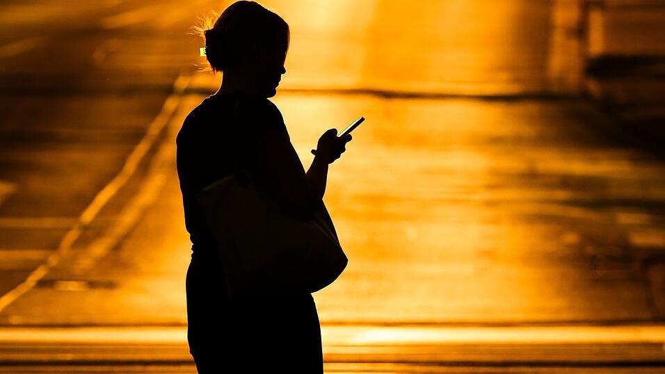 Eine Frau mit Handy - in der Netflix-Doku «Unbekannte Nummer: Der Highschool-Catfish» kommt der Psychoterror via Smartphone. (Symbolbild)