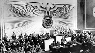 Auch Adolf Hitler, hier bei seiner Rede vor dem Reichstag in Berlin am 1. September 1939, findet sich in den Unterlagen des US-Nationalarchivs.
