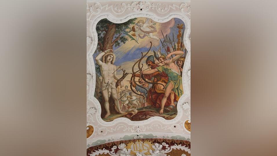 Sebastian in seiner typischen Darstellung Märtyrer - an einen Baum gefesselt und von Pfeilen durchbohrt - schmückt als Deckengemälde die Pfarrkirche. Sebastian in seiner typischen Darstellung Märtyrer - an einen Baum gefesselt und von Pfeilen durchbohrt - schmückt als Deckengemälde die Pfarrkirche.