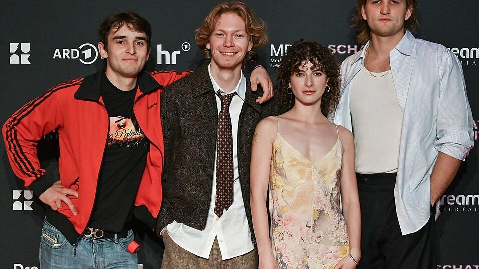 Moritz Hoyer (l-r), Filip Schnack, Franziska von Harsdorf und Ludger Bökelmann bei der Premiere der Serie «Schattenseite» in Berlin.
