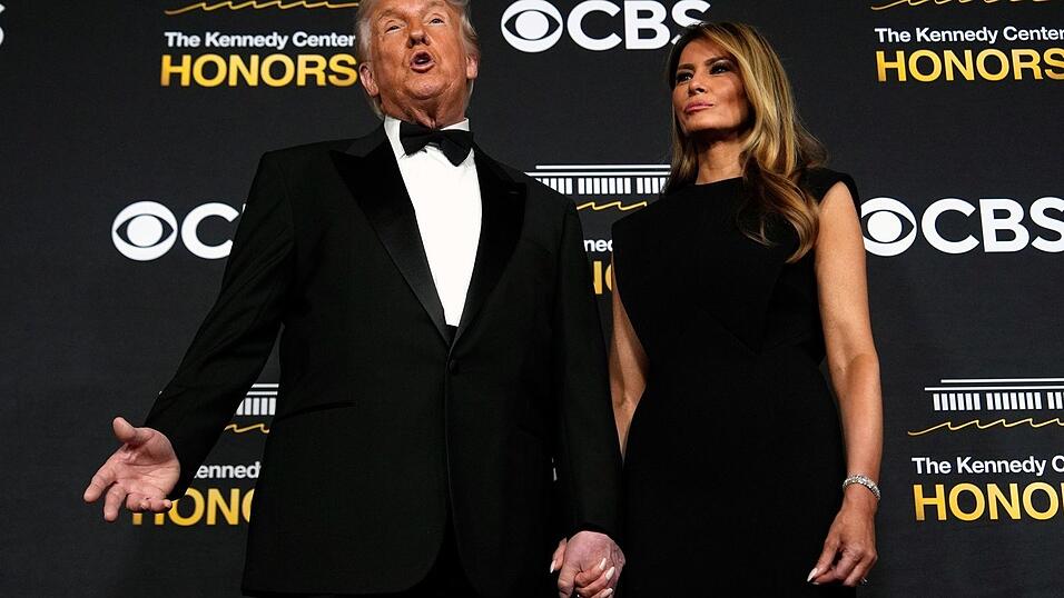 Bei den diesjährigen Auszeichnungen im Kennedy Center sind US-Präsident Donald Trump und First Lady Melania Trump dabei - anders als früher. Bei den diesjährigen Auszeichnungen im Kennedy Center sind US-Präsident Donald Trump und First Lady Melania Trump dabei - anders als früher.