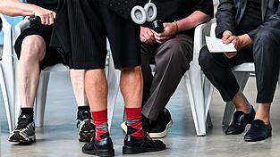 Ein Mann mit roten Mustersocken und kurzen Hosen - k&uuml;rzlich bei der Berlin Fashion Week. (Archivbild)