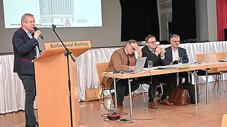 Verbandsgeschäftsführer Helmut Ring bei seinem Vortrag. Am Tisch (von links) Ausschussmitglied Johannes Wiesbeck, Verbandsvorsitzender Helmut Friedl und Gerald Corell, Leiter der Rübenbezahlung und Logistik bei der Südzucker AG.