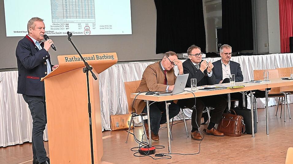 Verbandsgeschäftsführer Helmut Ring bei seinem Vortrag. Am Tisch (von links) Ausschussmitglied Johannes Wiesbeck, Verbandsvorsitzender Helmut Friedl und Gerald Corell, Leiter der Rübenbezahlung und Logistik bei der Südzucker AG. Verbandsgeschäftsführer Helmut Ring bei seinem Vortrag. Am Tisch (von links) Ausschussmitglied Johannes Wiesbeck, Verbandsvorsitzender Helmut Friedl und Gerald Corell, Leiter der Rübenbezahlung und Logistik bei der Südzucker AG.