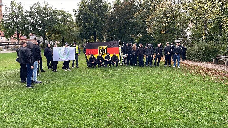 Rechtsextreme Gegendemonstranten haben die Regenbogenfahne zerrissen und Demonstranten des CSD beschimpft. 