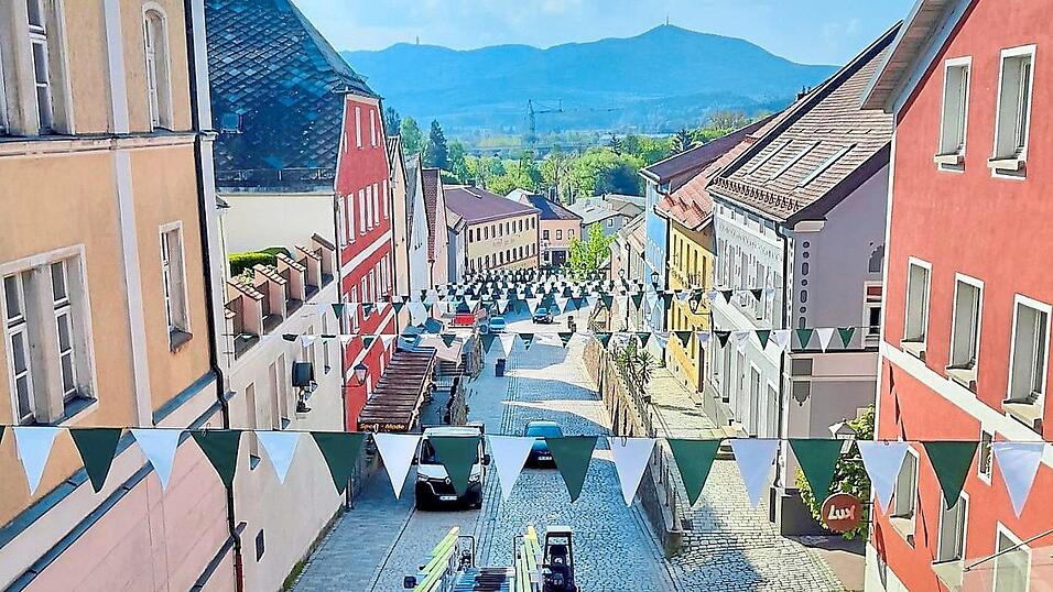 Nach getaner Arbeit: Die Wimpelgirlanden über der Pfarrstraße. Nach getaner Arbeit: Die Wimpelgirlanden über der Pfarrstraße.