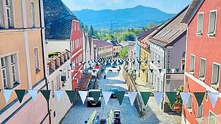 Nach getaner Arbeit: Die Wimpelgirlanden &uuml;ber der Pfarrstra&szlig;e.