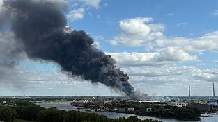 Im Hamburger Hafen ist ein Feuer ausgebrochen.