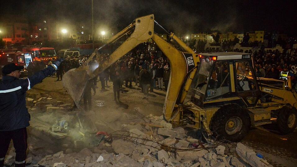 In dem eingestürzten Haus wohnten nach staatlichen Angaben acht Familien. In dem eingestürzten Haus wohnten nach staatlichen Angaben acht Familien.