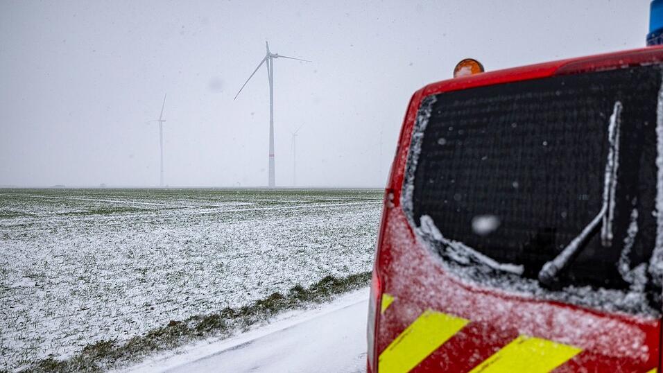 Die Feuerwehr wartet darauf, dass der abgeknickte Windrad-Flügel von selbst abfällt. Die Feuerwehr wartet darauf, dass der abgeknickte Windrad-Flügel von selbst abfällt.