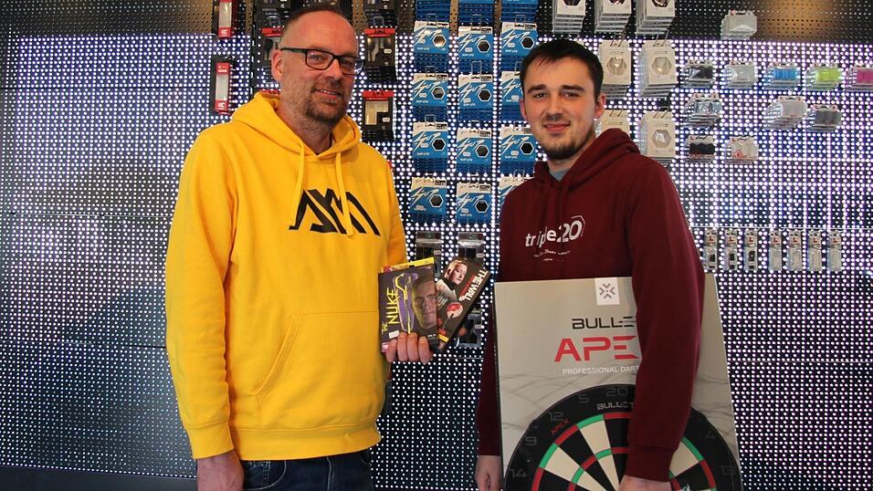 Sebastian Hielscher (links) und sein Sohn Maurice er&ouml;ffnen ein Darts-Fachgesch&auml;ft in Straubing.