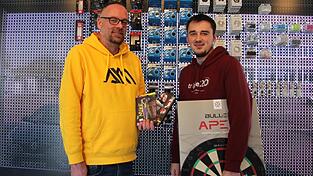 Sebastian Hielscher (links) und sein Sohn Maurice er&ouml;ffnen ein Darts-Fachgesch&auml;ft in Straubing.