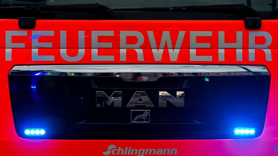 Die Feuerwehr l&ouml;schte den auf der Autobahn brennenden Anh&auml;nger. (Symbolbild)